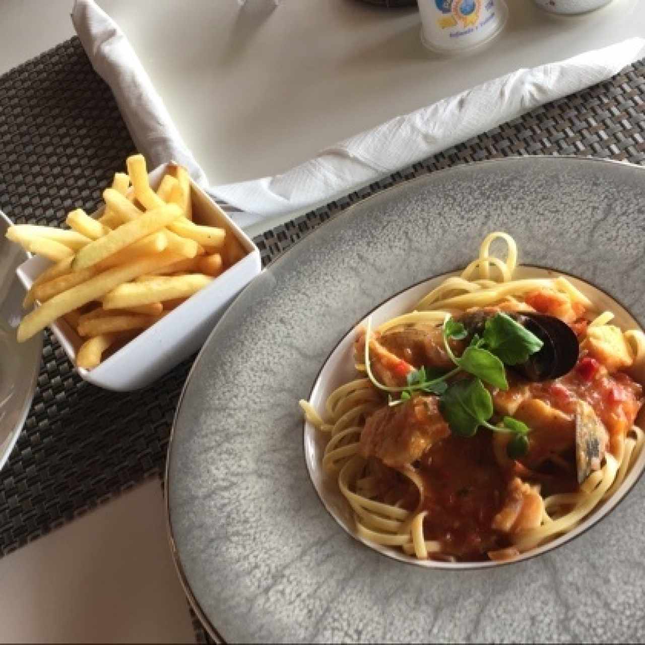 camarones al ajillo y pasta con mariscos 