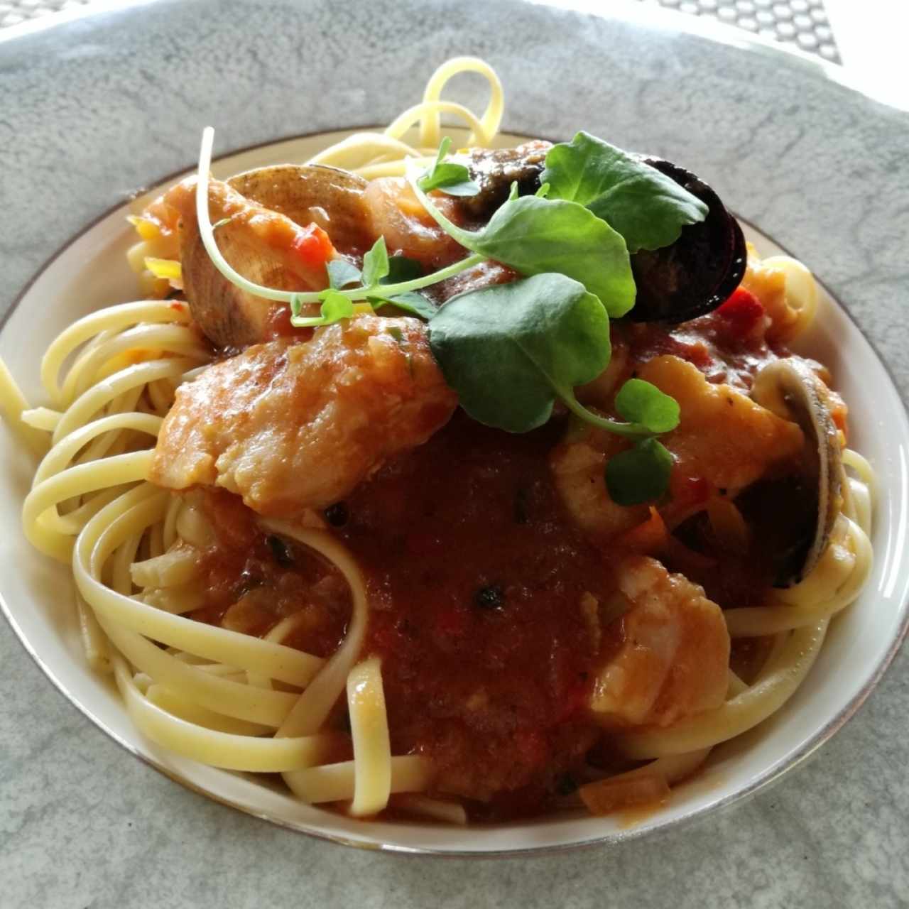 pasta fruti Di Mare en salsa de tomate