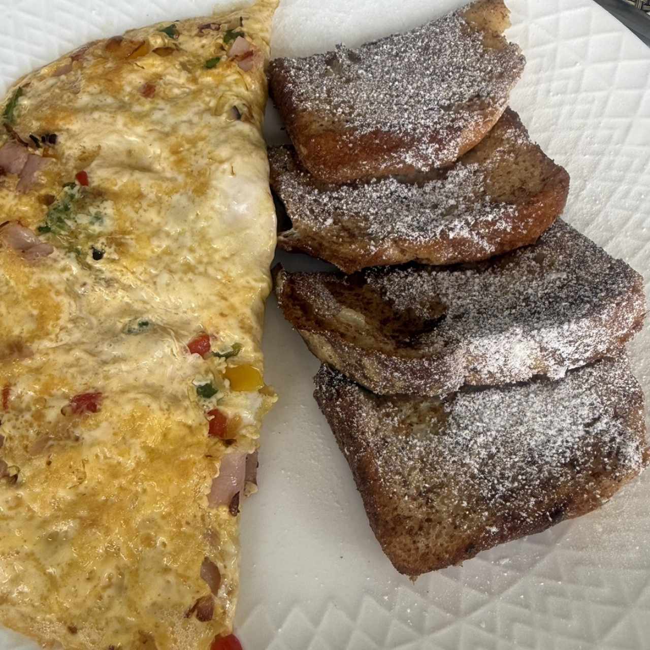 Omelet con tostadas francesas
