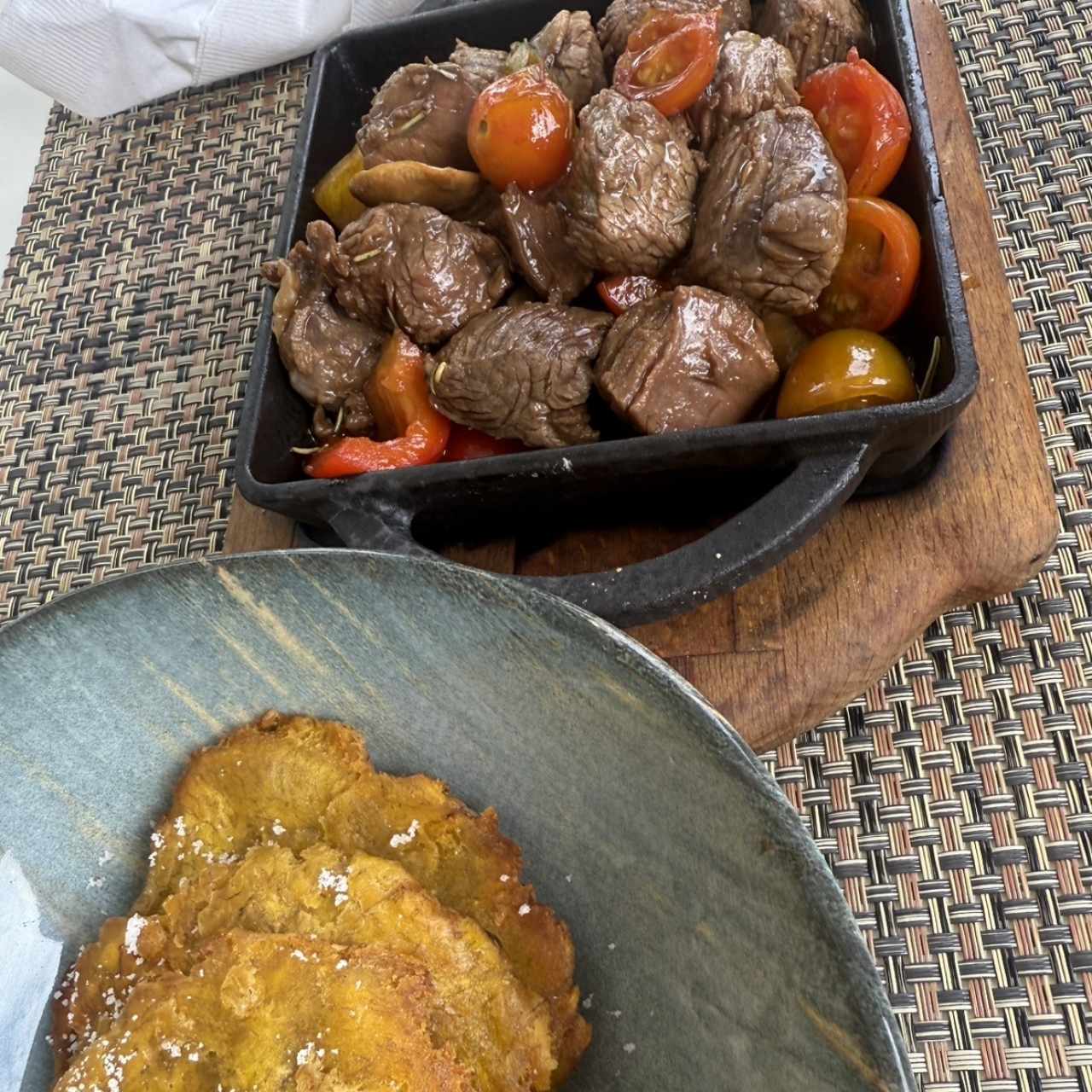 Lomo salteado con patacones