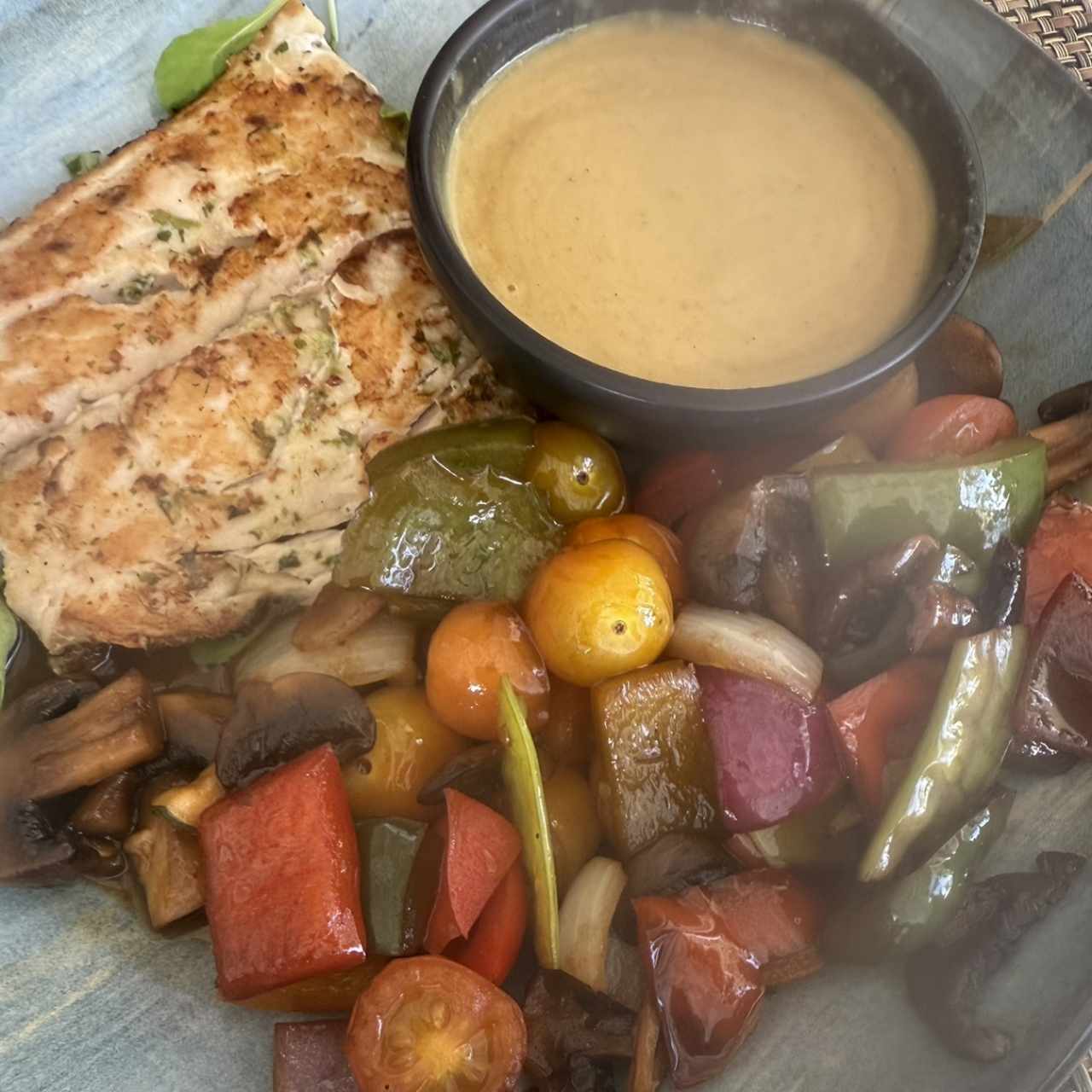 Mero al curry con vegetales salteados 