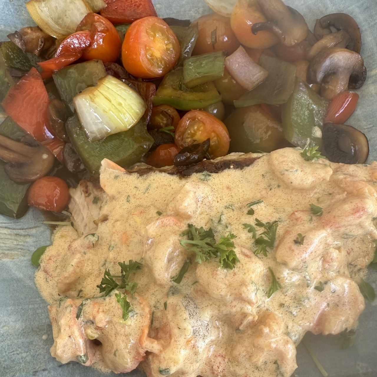Pargo en salsa de camarones con vegetales 