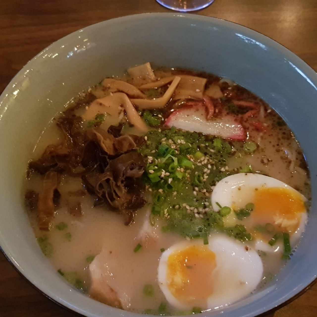 Ramen con puerco y huevo