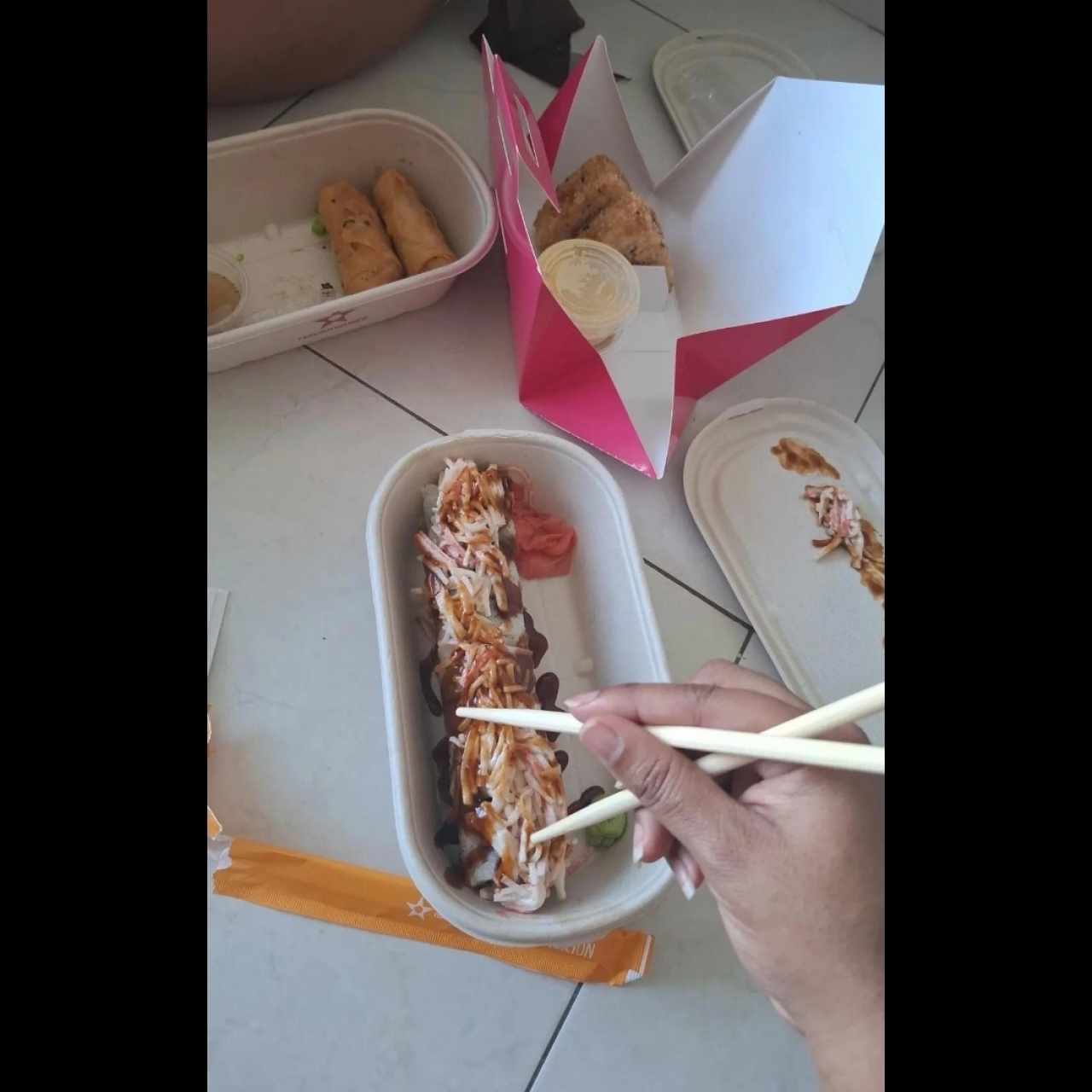 Onigiri de Atún (2 unidades) + Roll Dinamita vietnamita + Rollito de camarones 