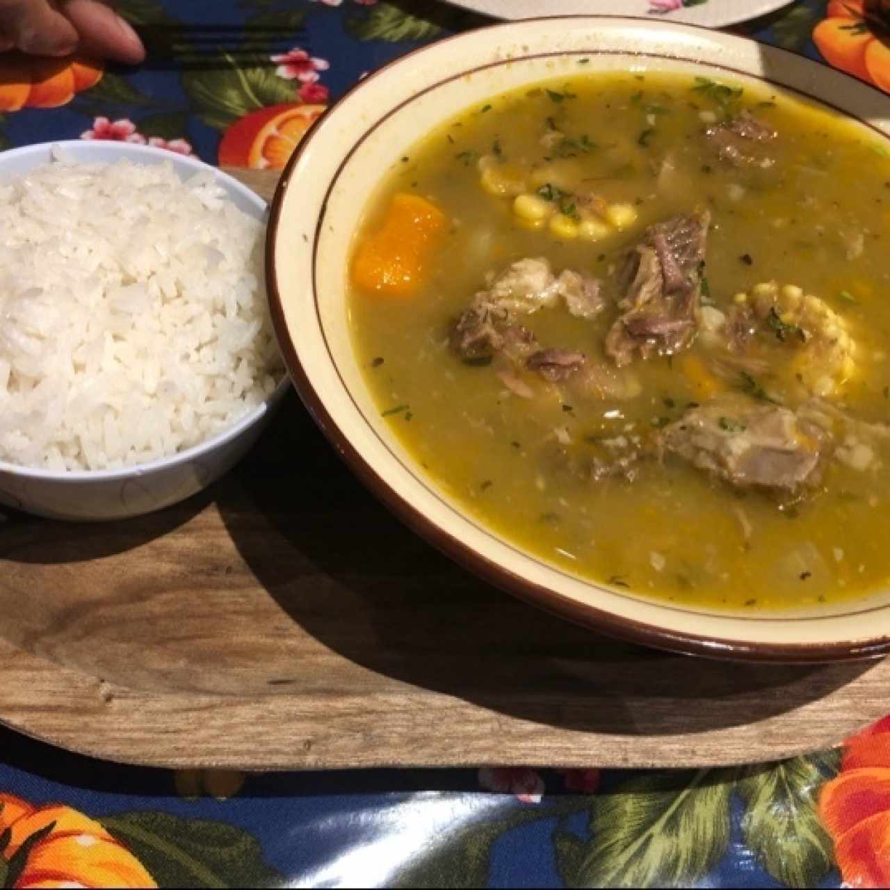 sopa de carne con verduras (mazorca, zanahoria, yuca, ñame)