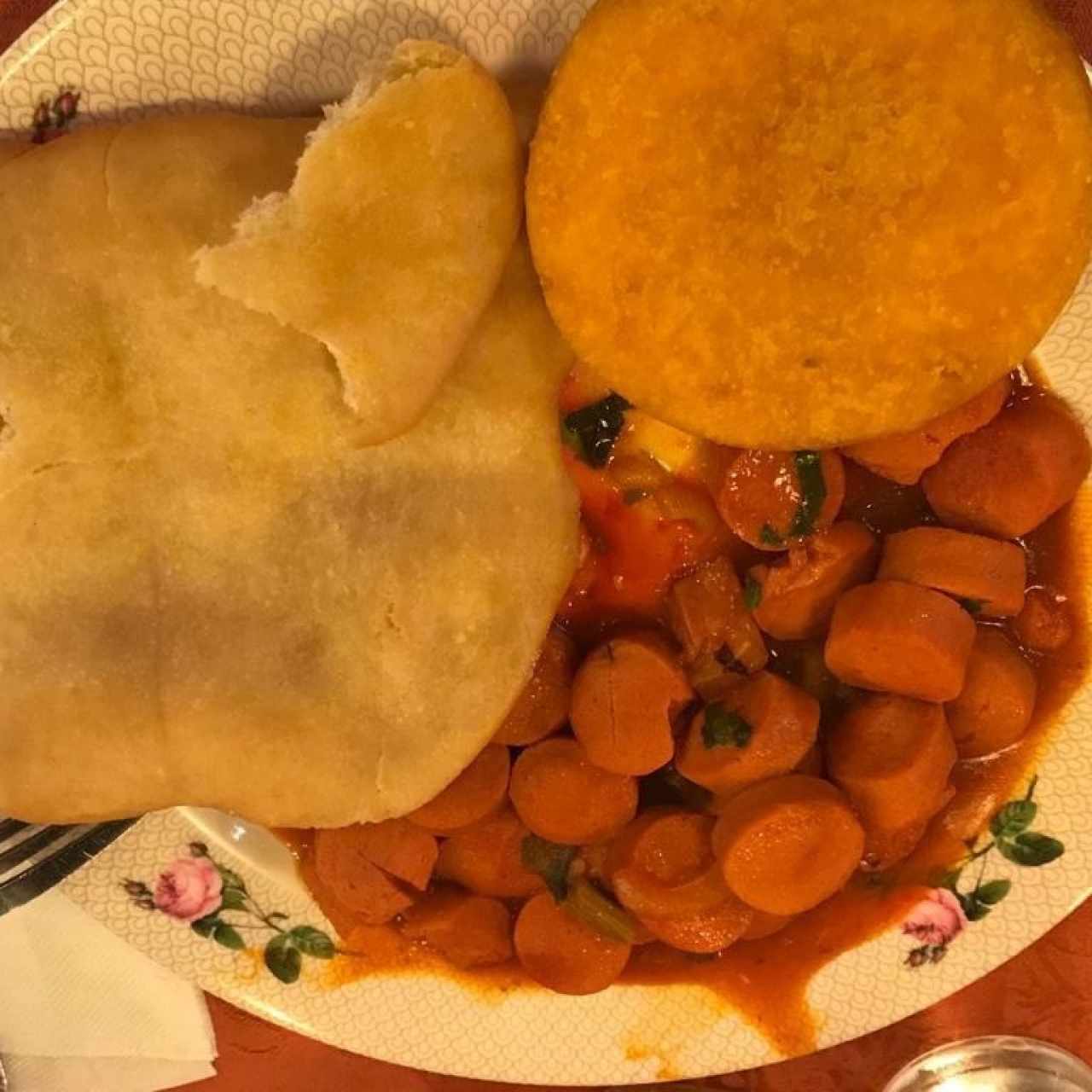 Salchichas Guisadas con Hojaldre y Tortilla