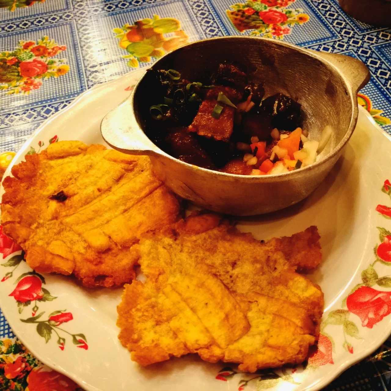 Chicharrón glaseado de tamarindo con patacones y pico de gallo 