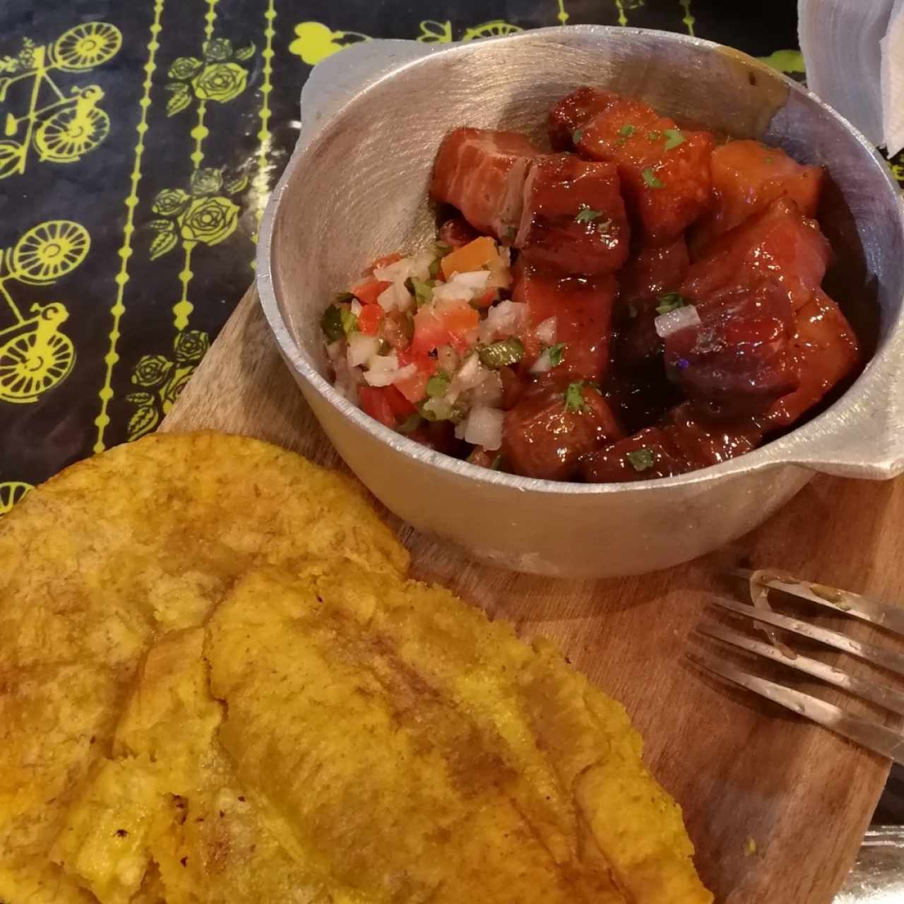 chicharrón glaseado en salsa de Tamarindo