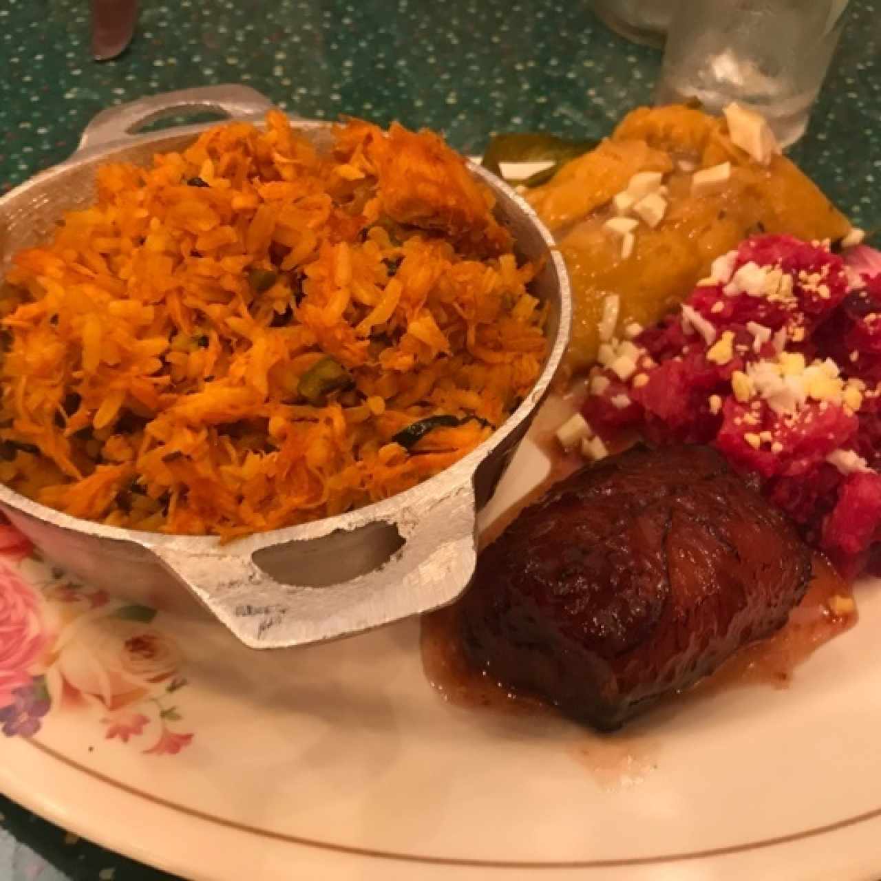Arroz con poll, ensalada de feria, tamal y plátano en tentación