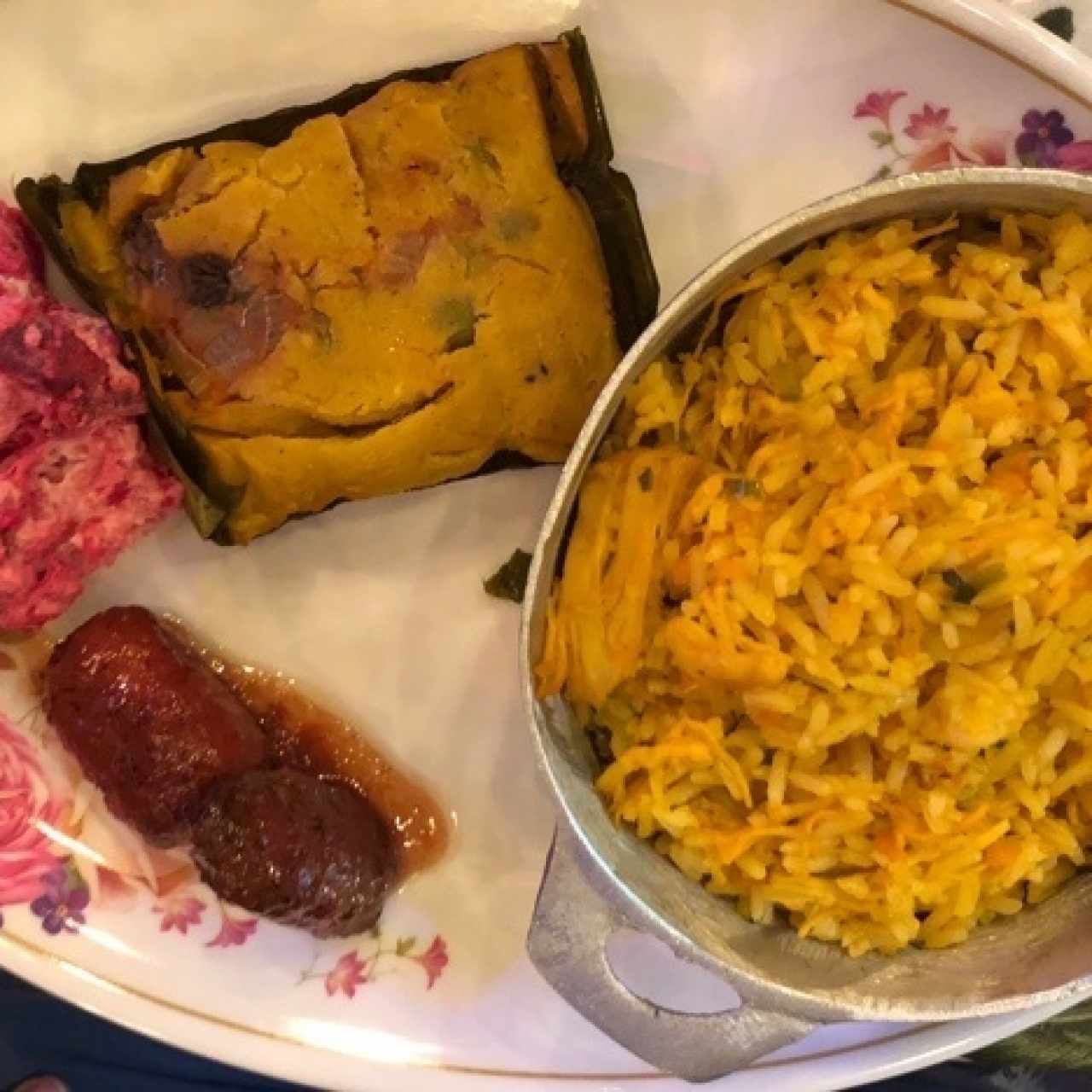 arroz con pollo, tamal y plátano en tentación
