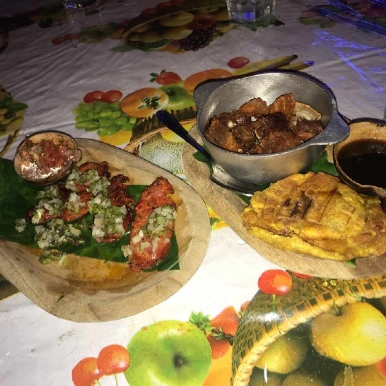 Chorizo tableño y chicharron glaseado con salsa de tamarindo