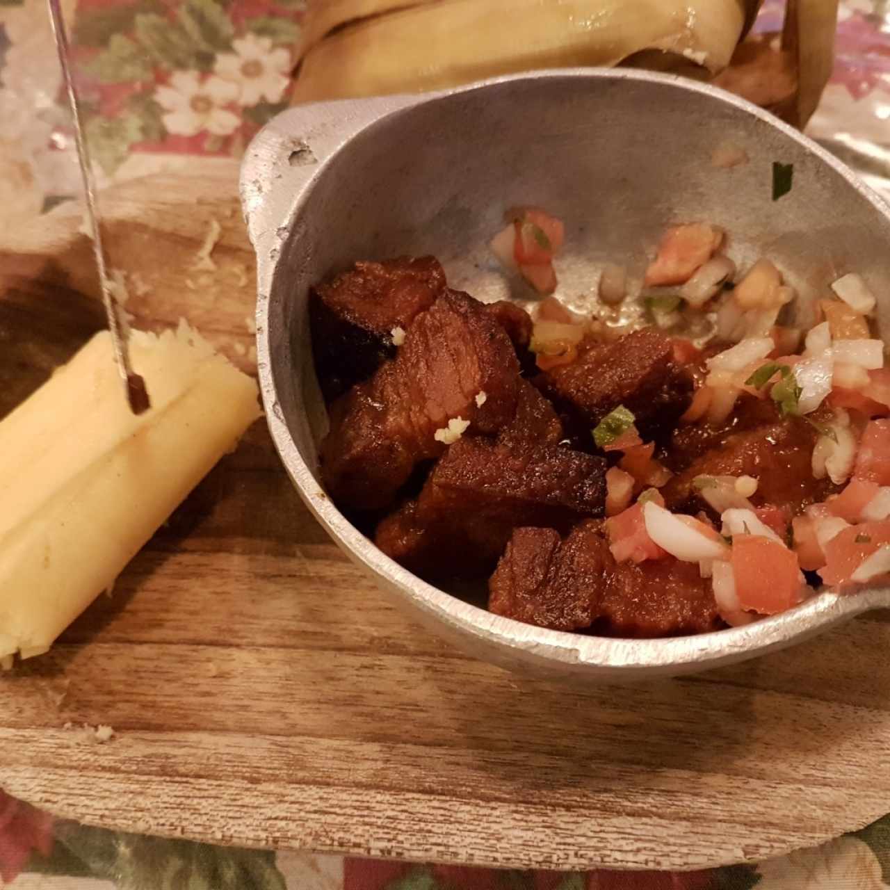Chicharrón glazeado y bollo