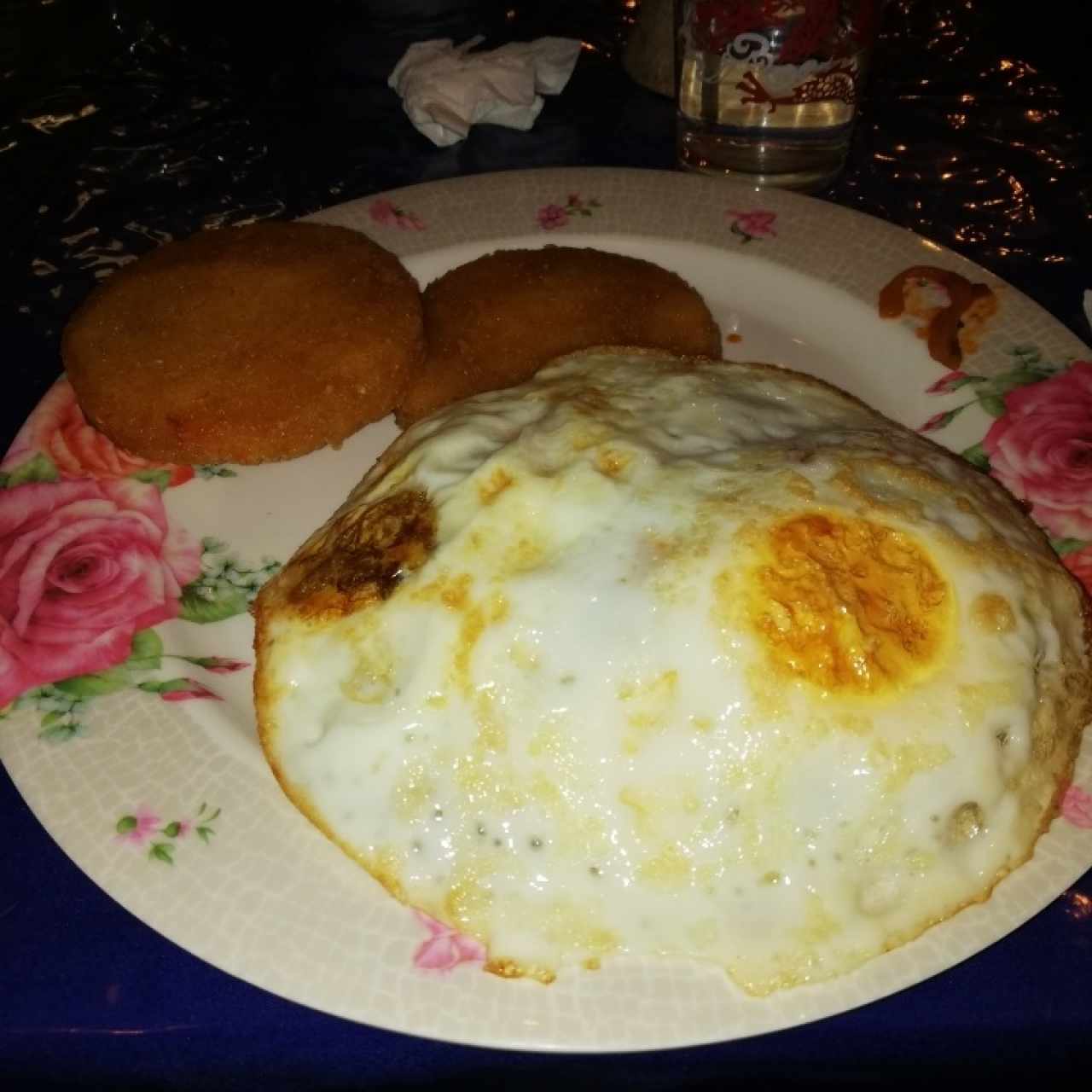 Bistec encebollado a caballo con tortillas