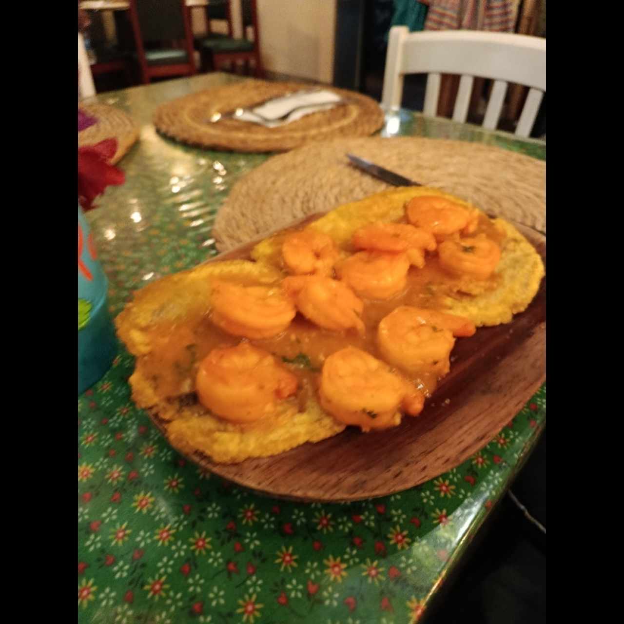 Camarones al Ajillo en Cama de Patacón