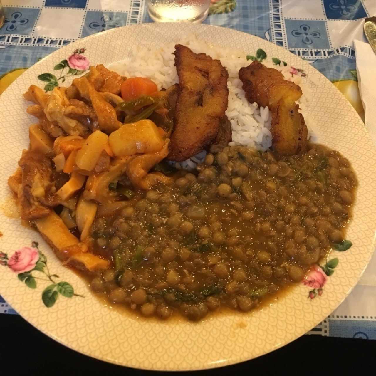 Menú Ejecutivo en $5, buena porción y buen sabor... Excelente servicio 