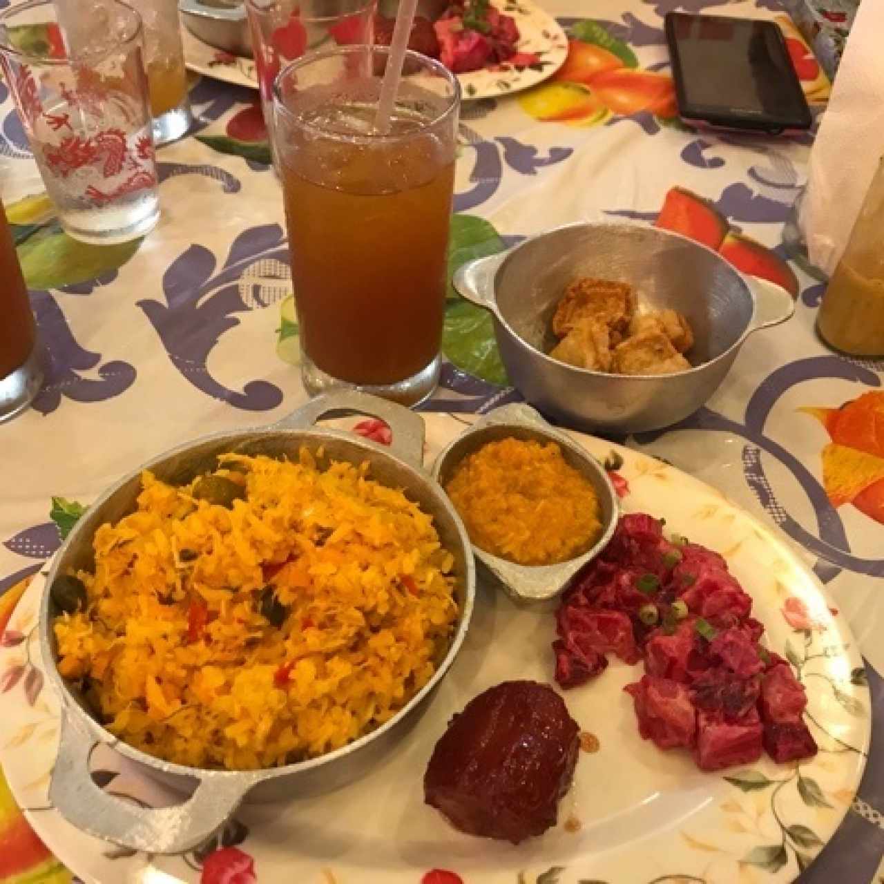 arroz con pollo, tamal. ensalada de feria y plátano en tenteichon