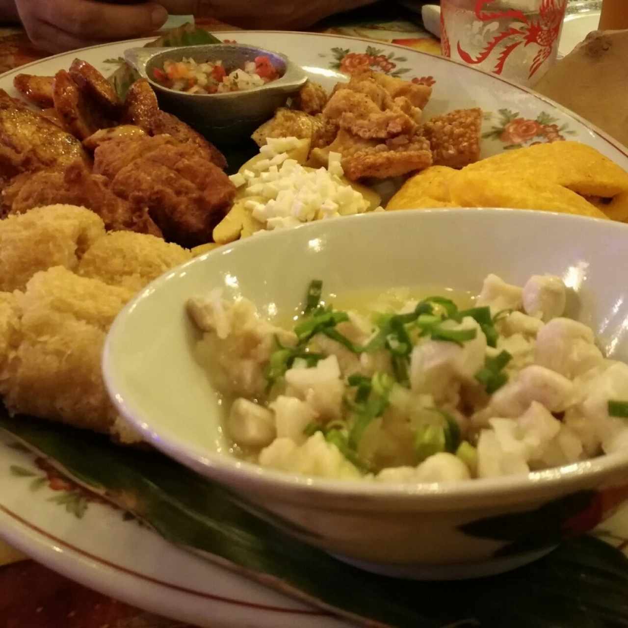 Surtido Panameño ceviche de Corvina, bollos, empanadas, carimañola, torrejitas de bacalao, chorizo tableño, orden de chicharrón