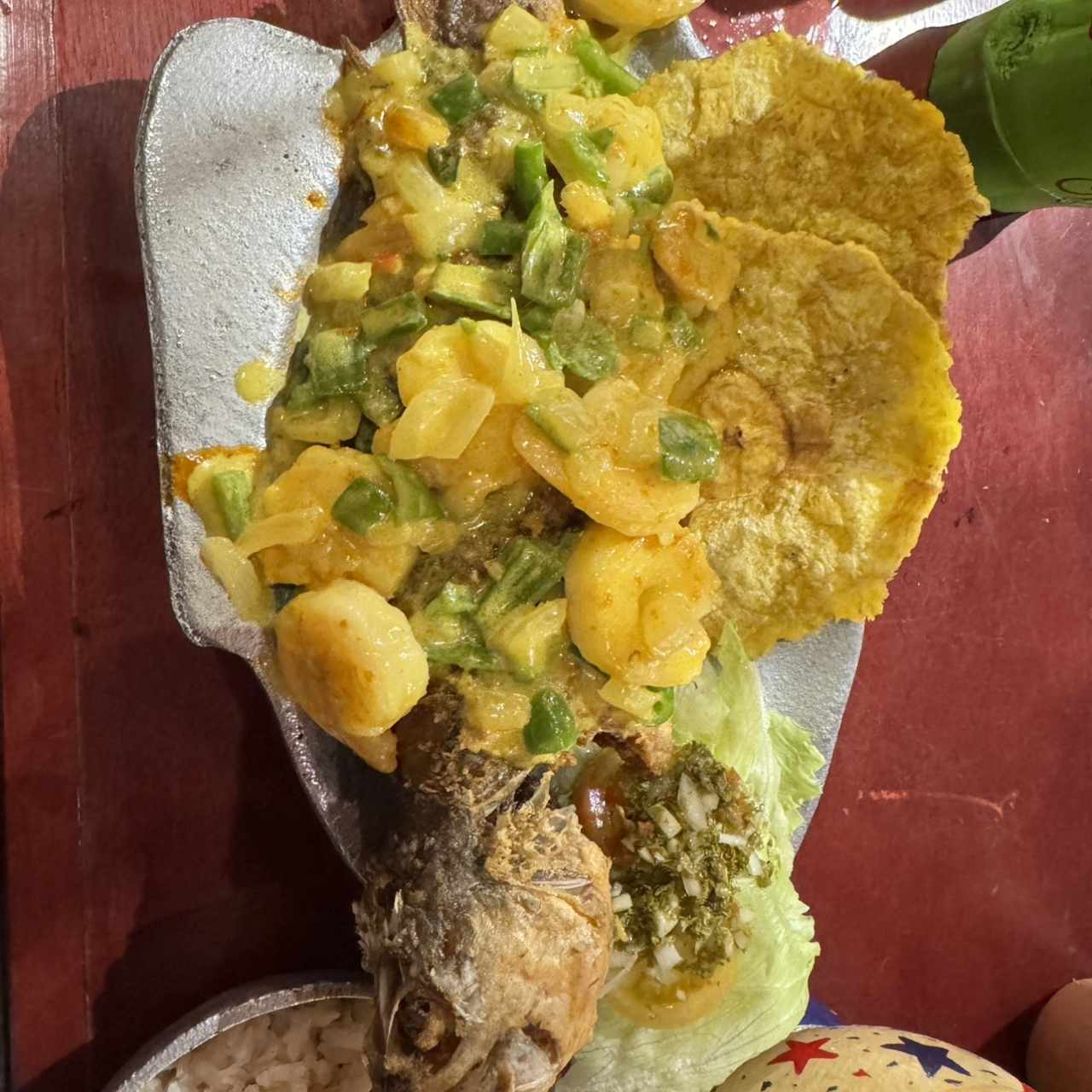 Pescado Frito Entero con Camarones con Coco y Curry