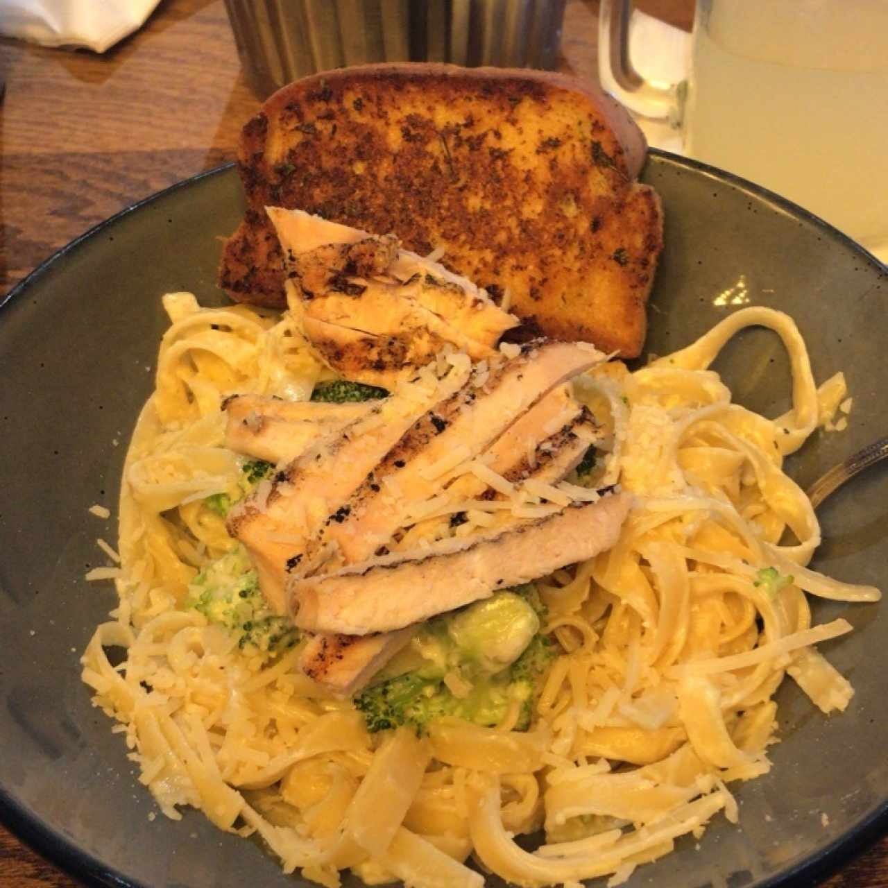 pasta alfredo con brócoli y pollo a la plancha