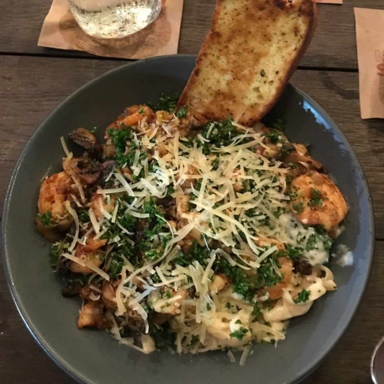 Pasta con camarones y champiñones