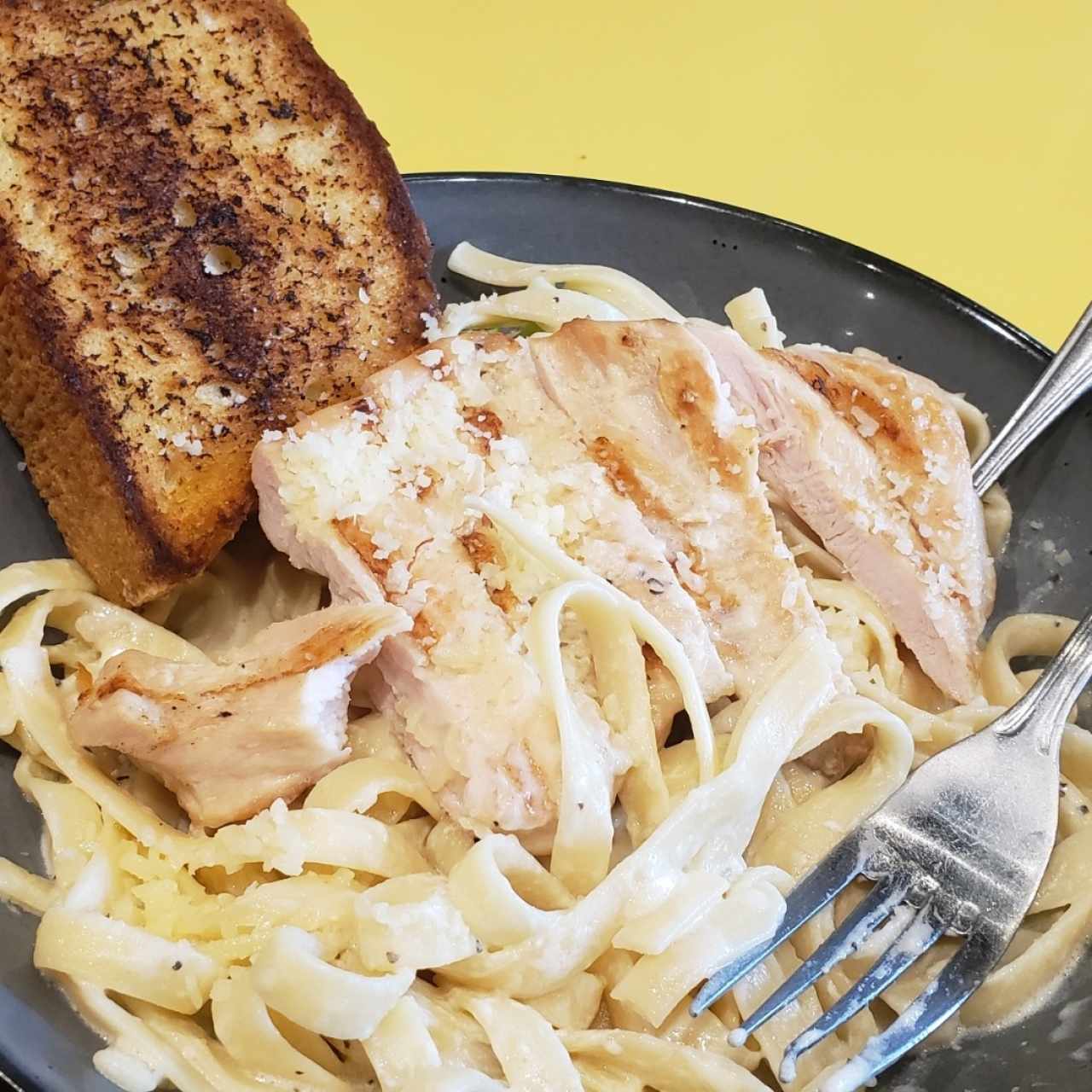 
Chicken and Brocoli Alfredo Pasta