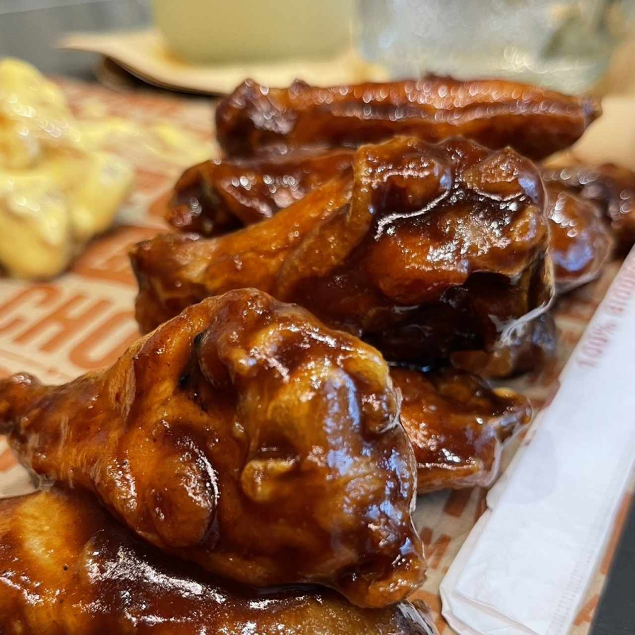 Wings bañadas en Chipotle BBQ