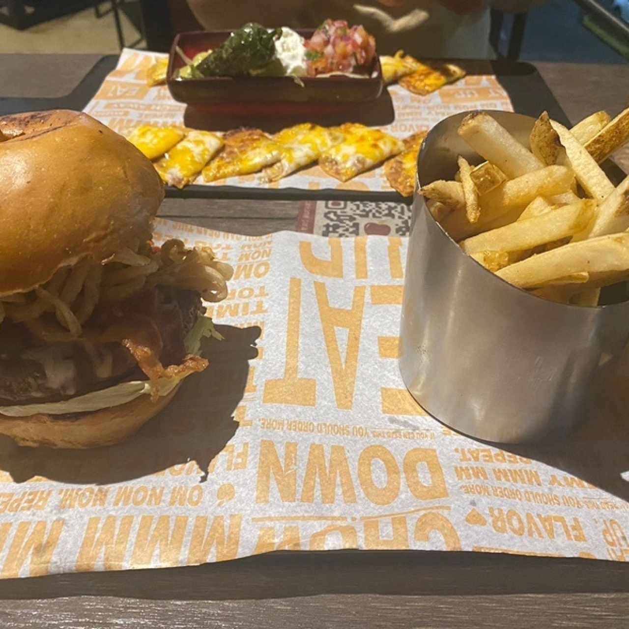 Hamburguesa Cowboy con papas y soda