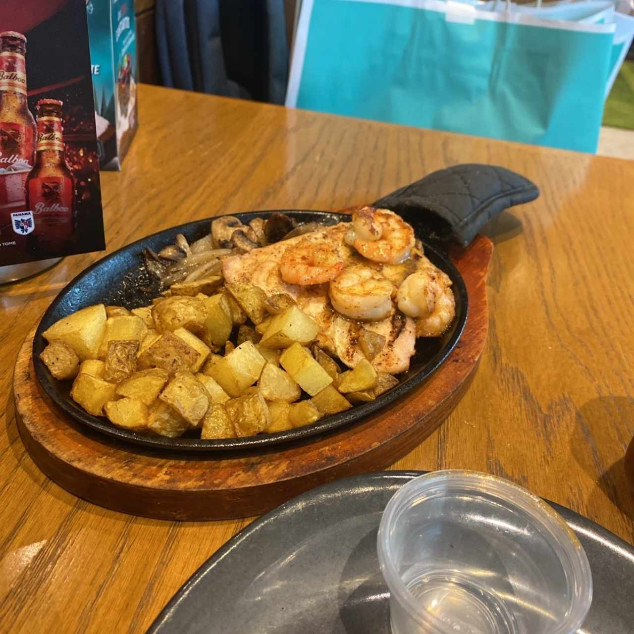 Pollo y camarones salteados con sopita y te frio, menú especial