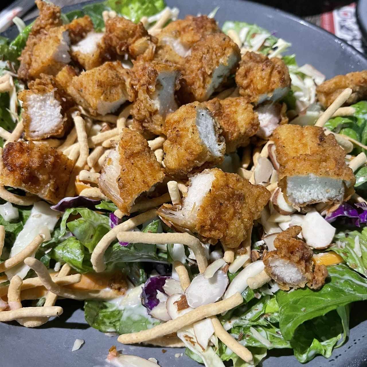 Esta es la oriental chicken salad, siento que es la mejor ensalada by far♥️