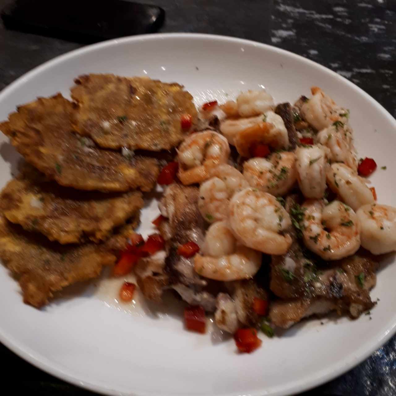 filete Corvina con camarones al ajillo 