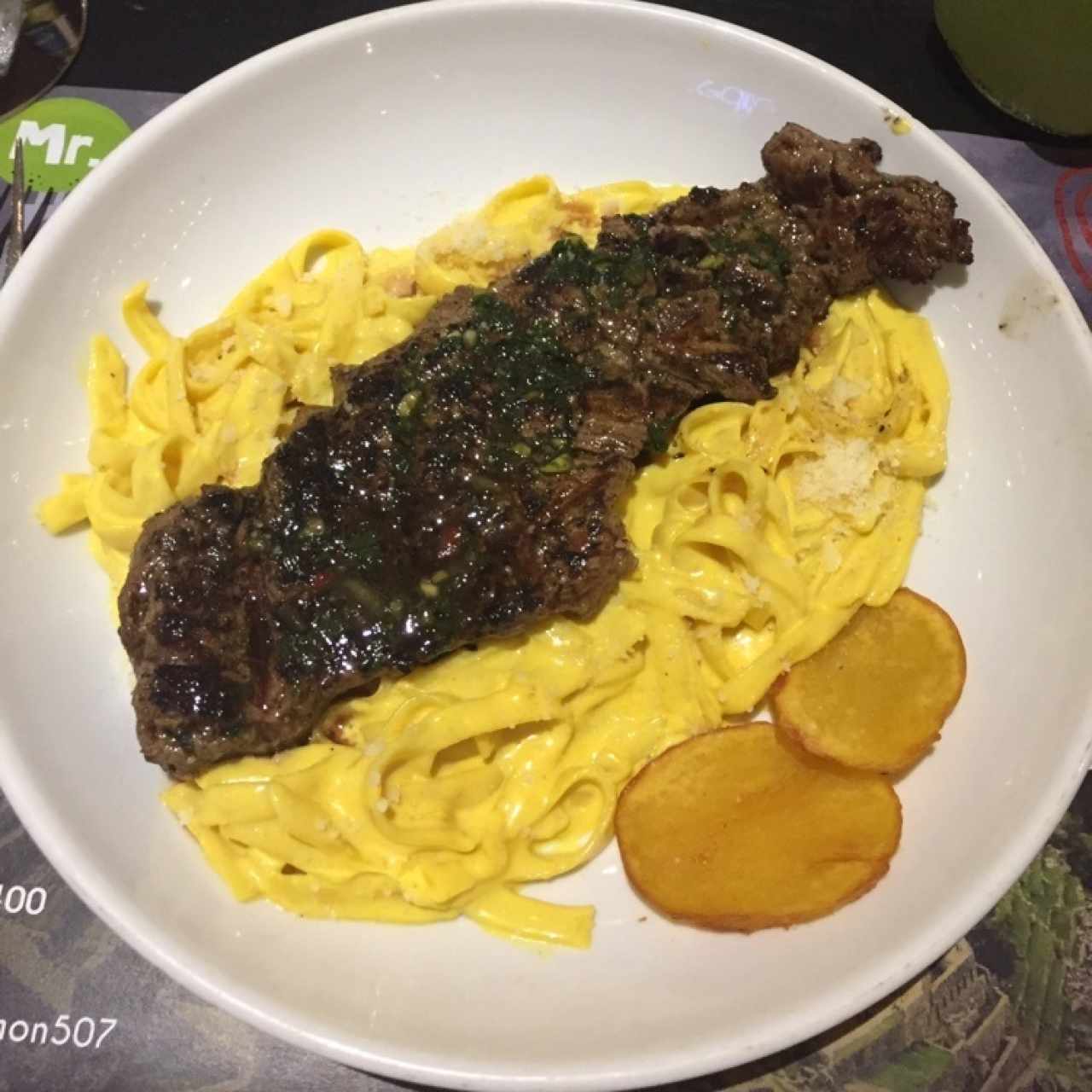 Pasta con Huancaina y churrasco.