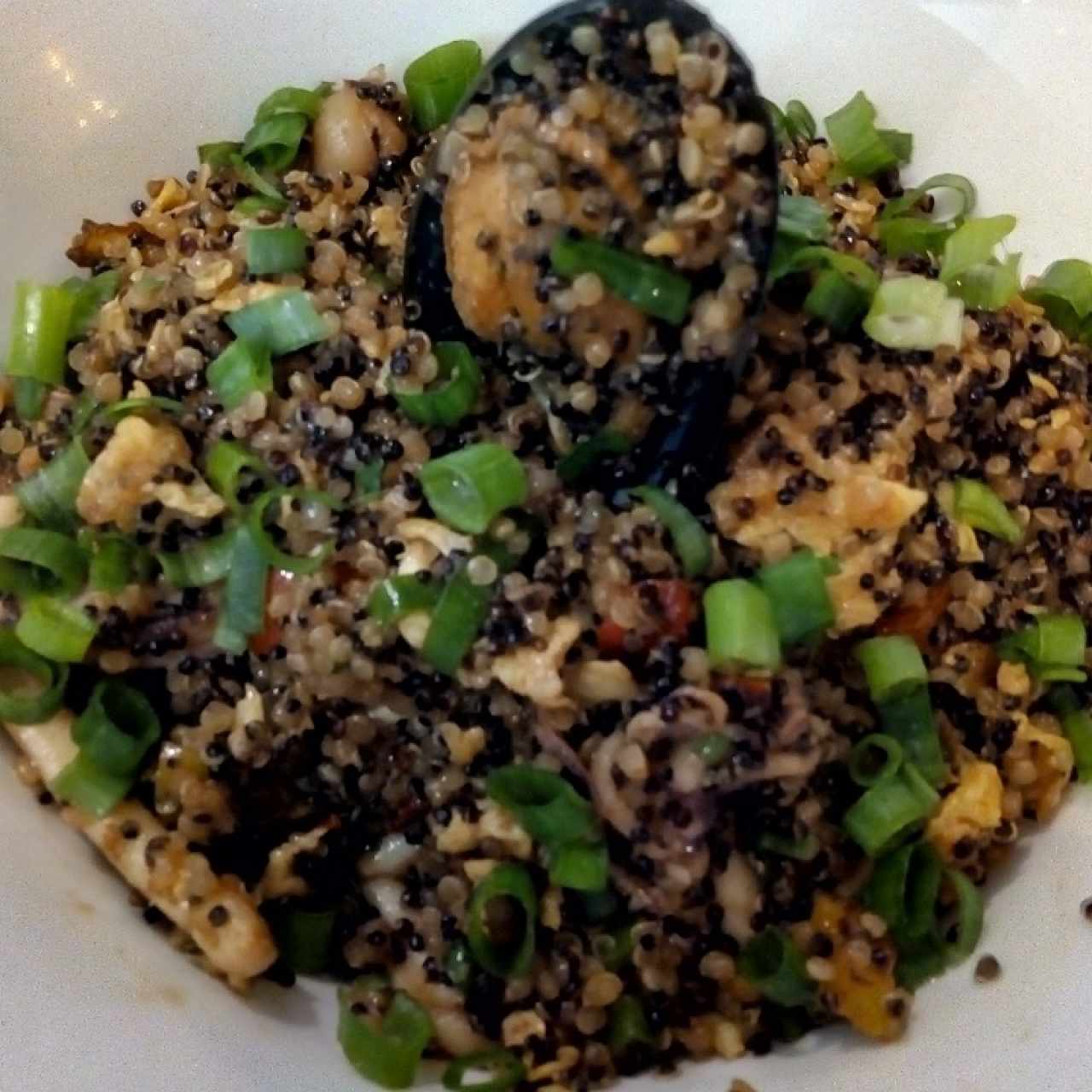 Chaufa de quinua con mariscos