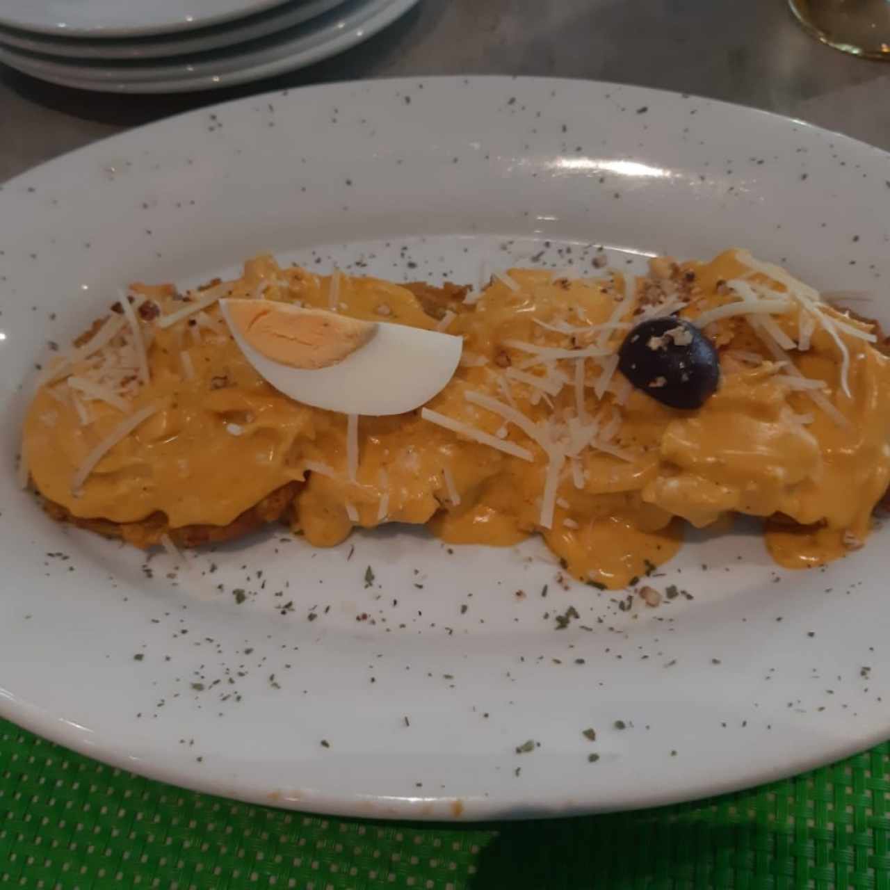 patacones rellenos con aji de gallina