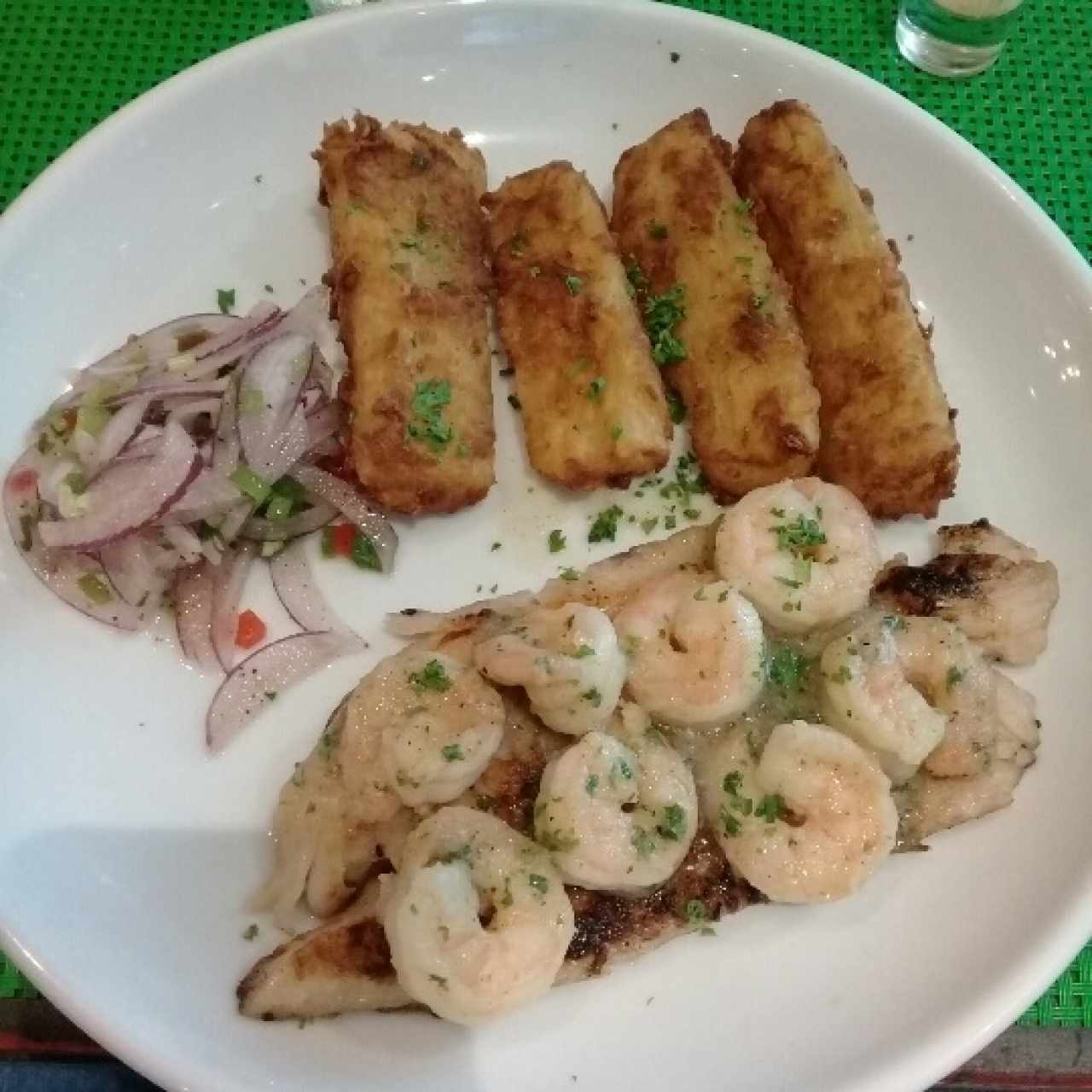 filete de pescado con camarones