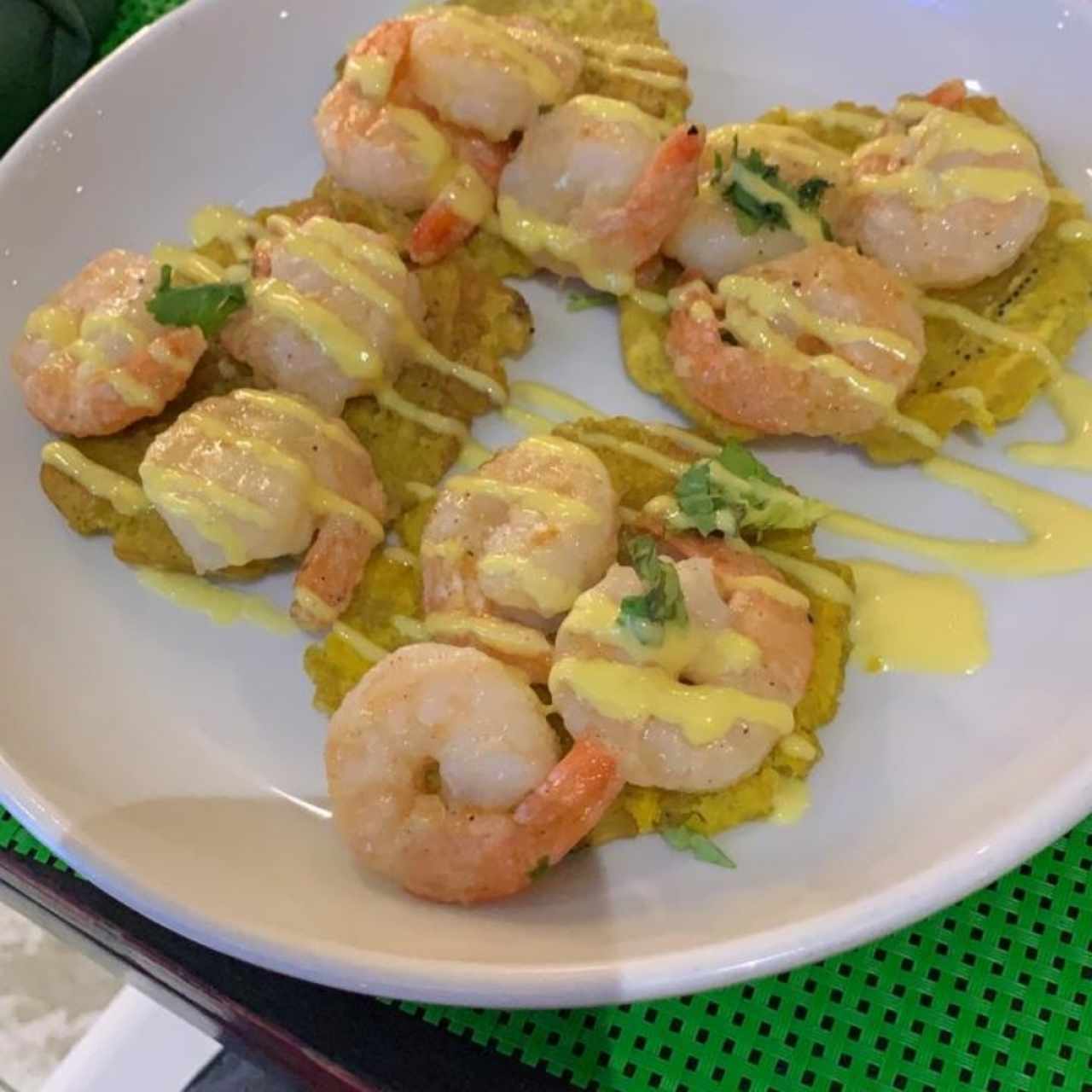 Patacon con camarones al ajillo