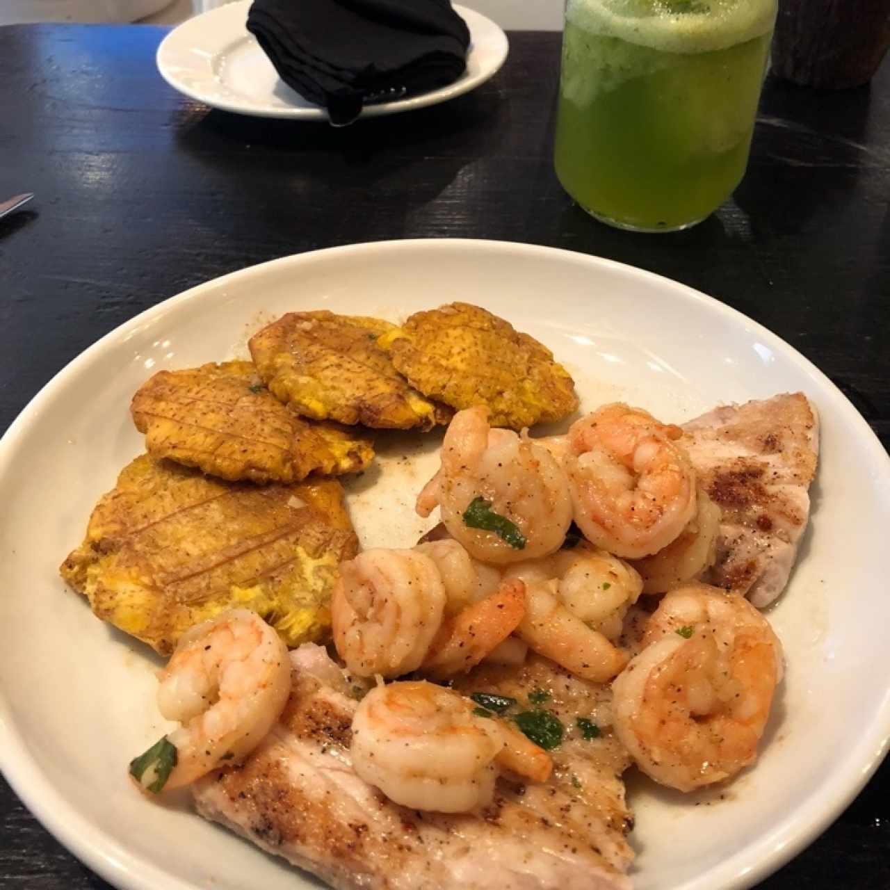 Filete de corvina con canarines al ajillo 