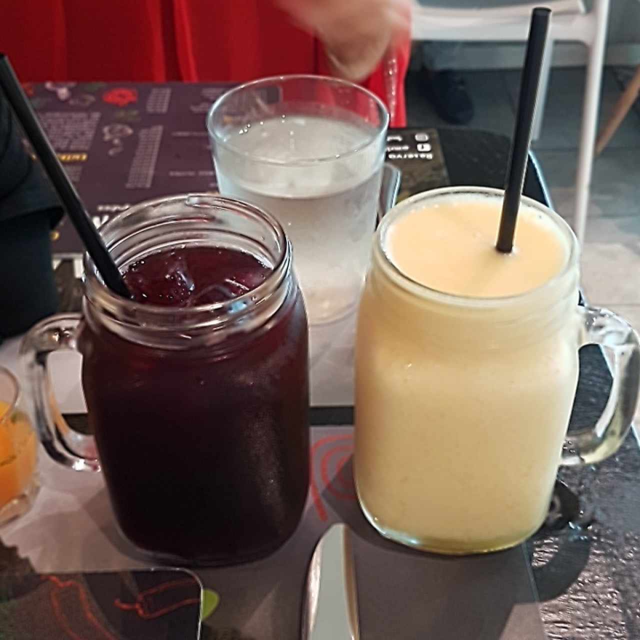 chicha morada y jugo de maracuya