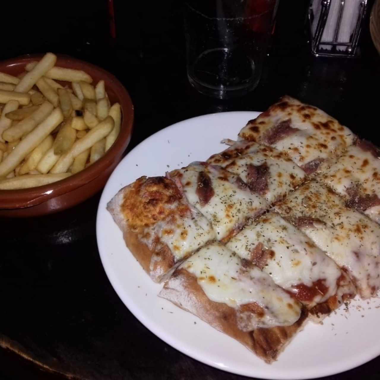 Pizza con mozzarella jamón y champiñones