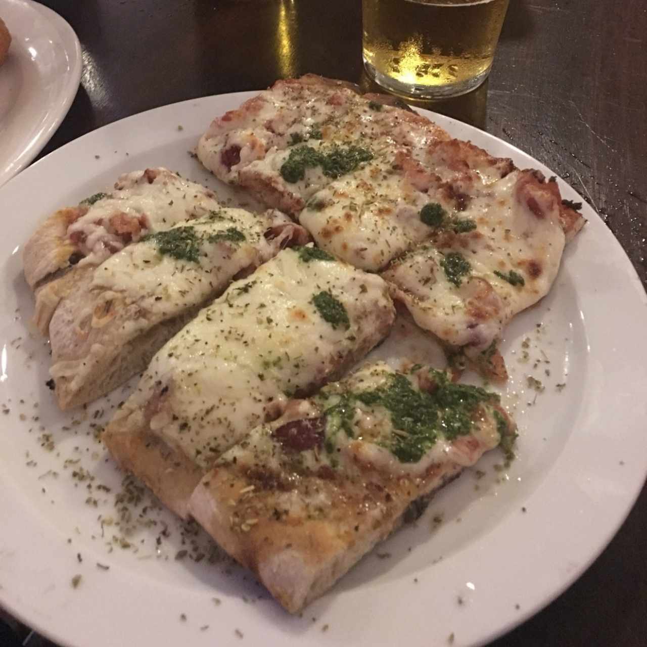 pizza con bacon y pesto 