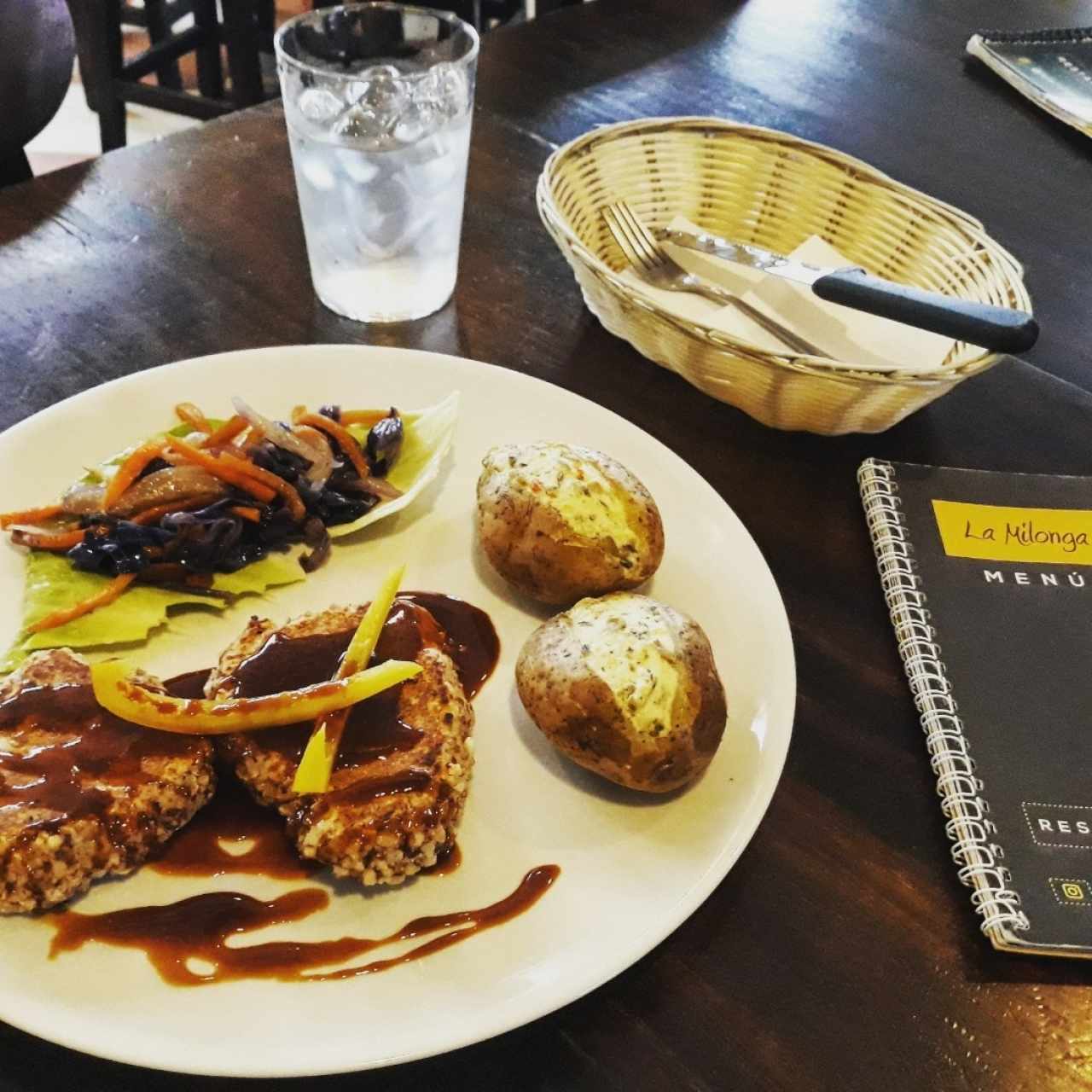 Medallones de atún en salsa maracuyá con papas rellenas