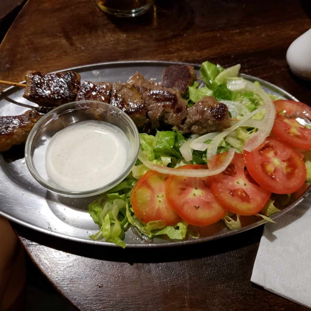 Pincho de res con ensalada