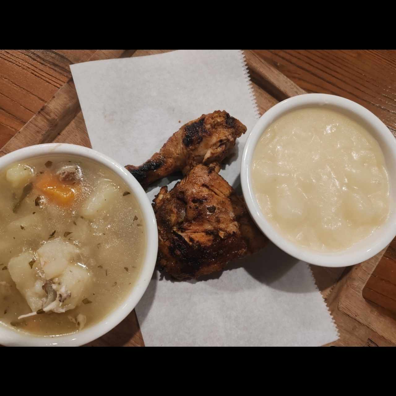 Cuarto de pollo con 2 acompañamientos 