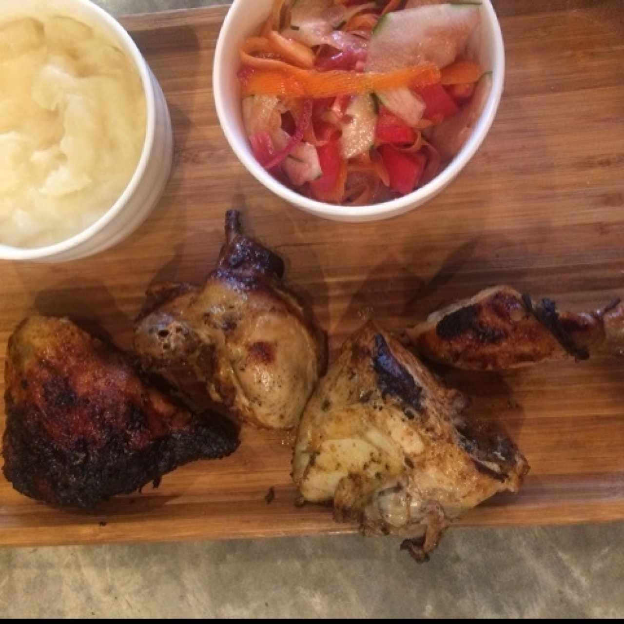 1/2 orden de pollo con ensalada y yuca al mojo 