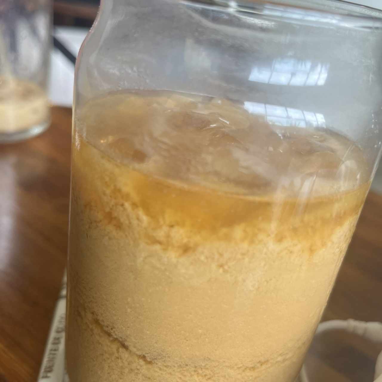 Iced latte con leche cortada