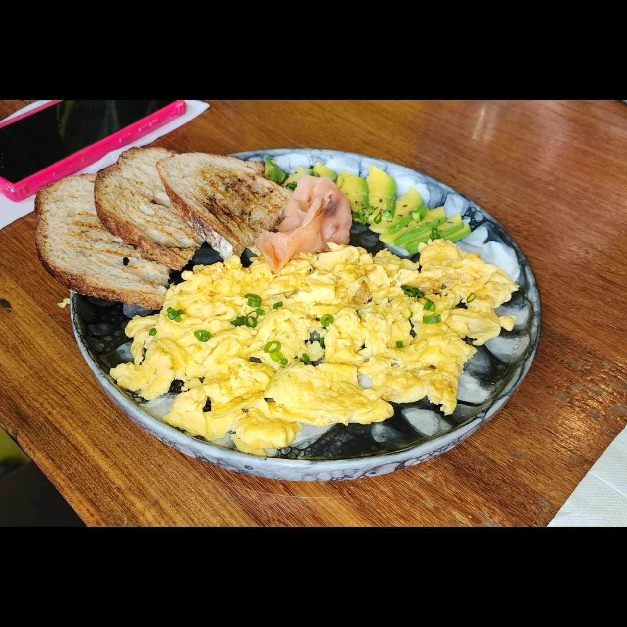Huevos revueltos con salmon, aguacate.