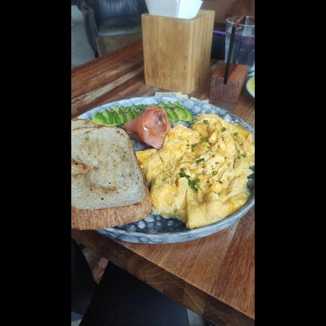Huevos revueltos con pan de masa madre