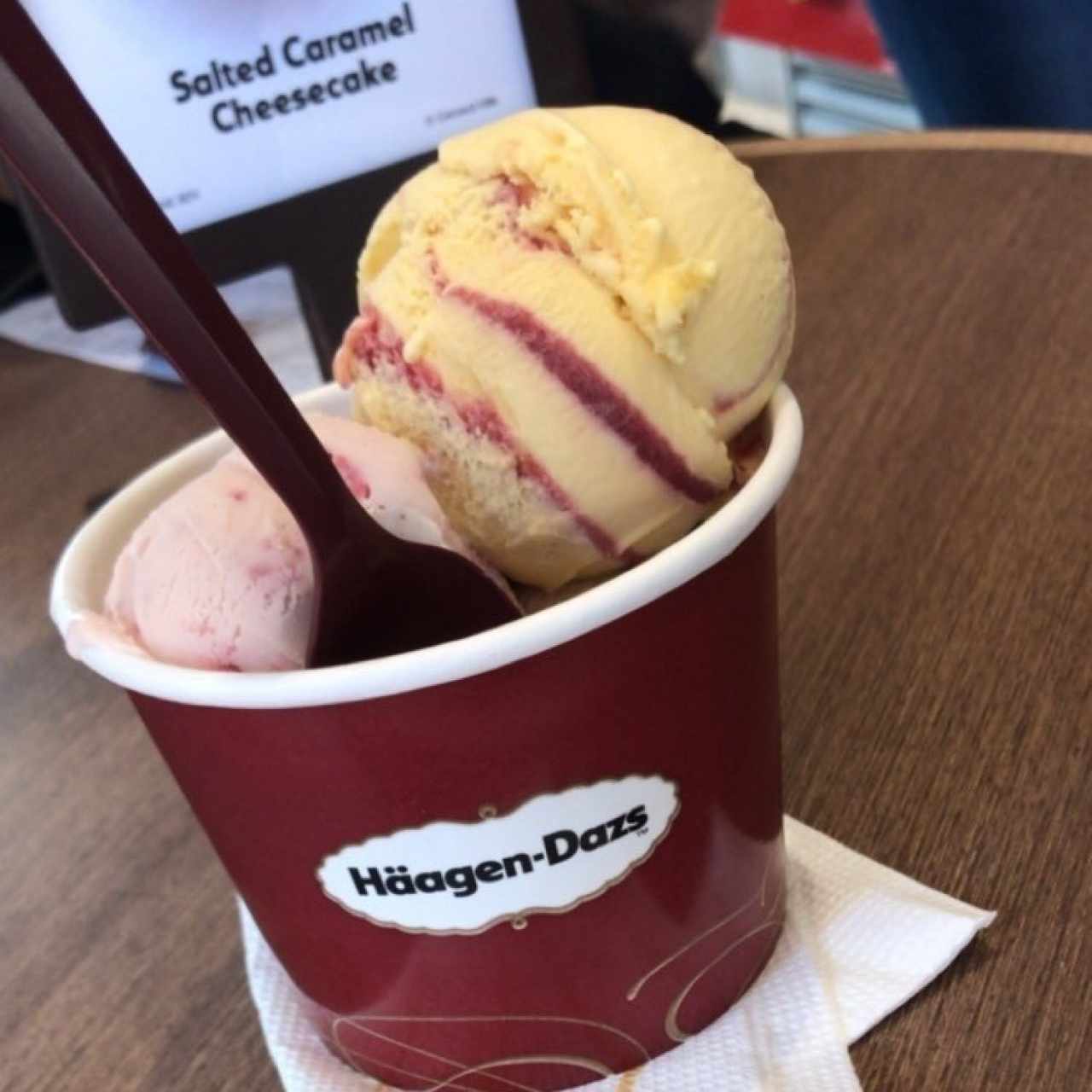 helado de fresa y frambuesa con vainilla