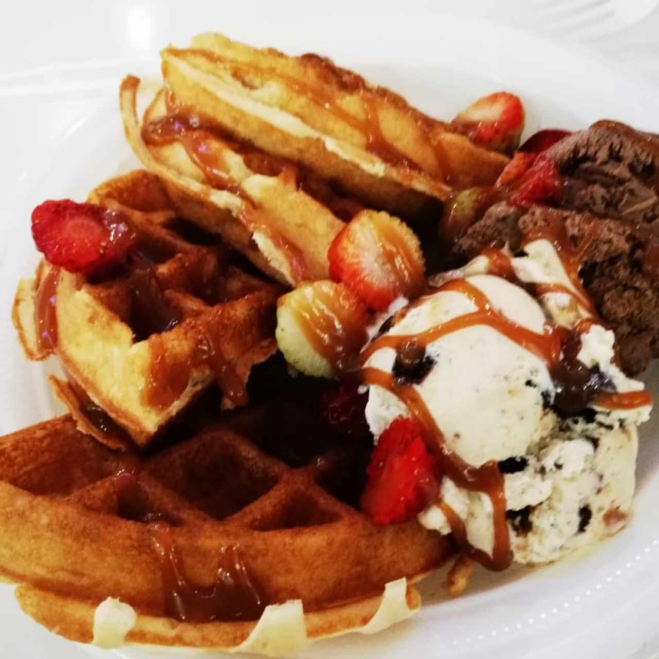 wuafles con helado de chocolate