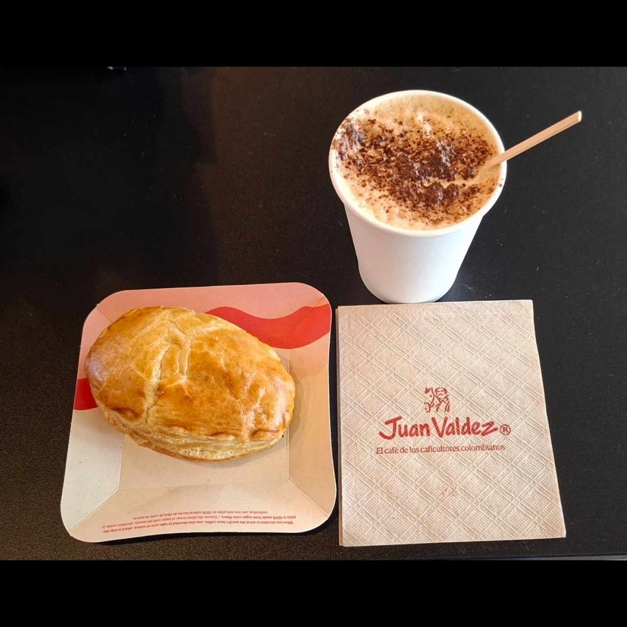 pastelito de queso y cappucino