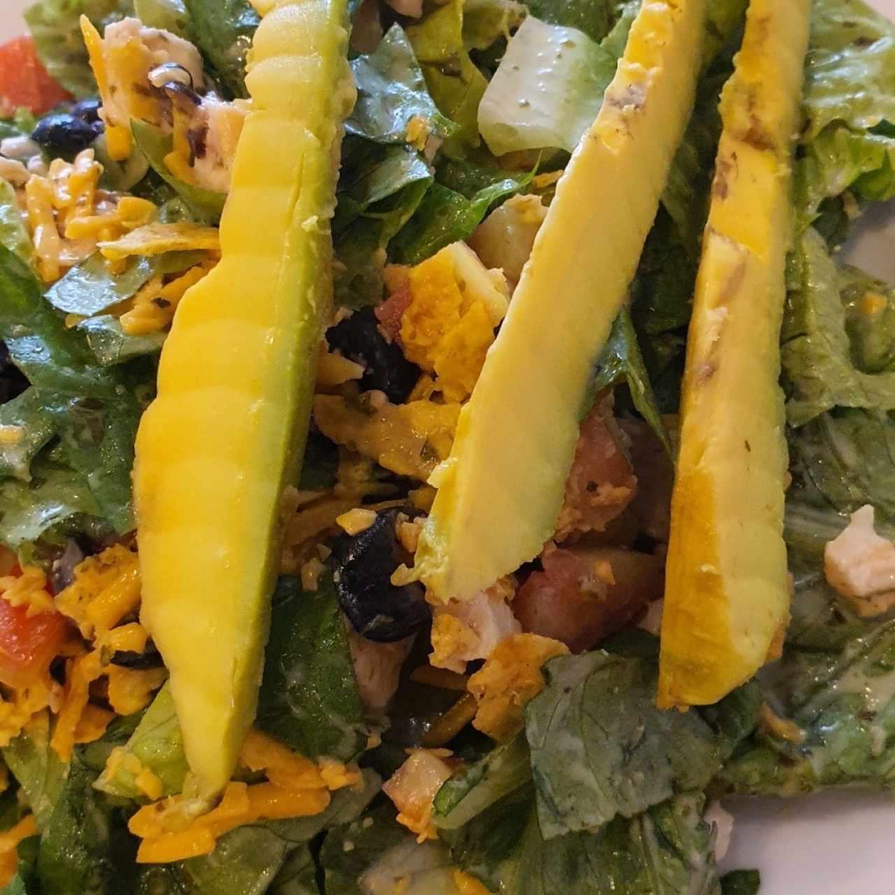 Ensalada Yucatán con salsa de cilantro y limón